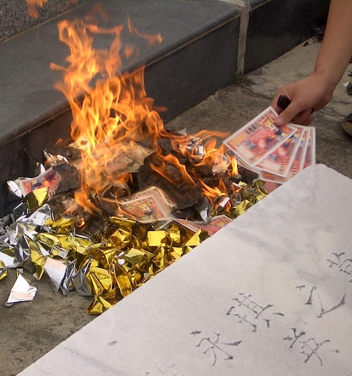 Burning an offering to the dead - Qingming Festival - onaroadtonowhere.com