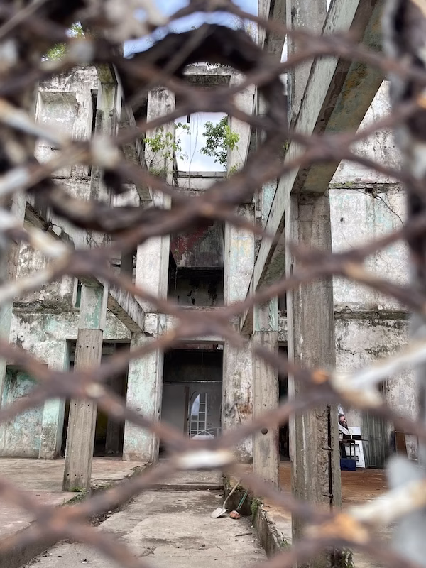 A ruined old colonial building behind a chain link fence in Casco Viejo