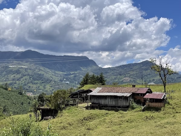 A small wooden building in the mountains in Jardin.