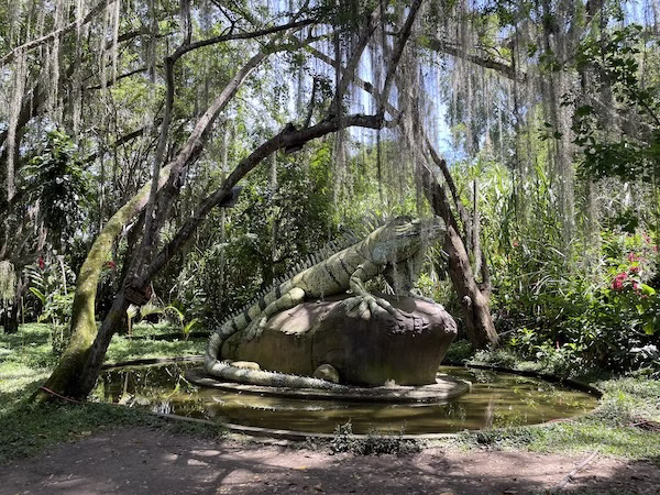 Large iguana statue in Gallineral park.