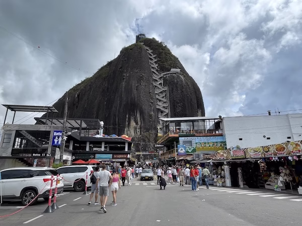 Restaurants, parking and shops in front of El Peñón de Guatapé
