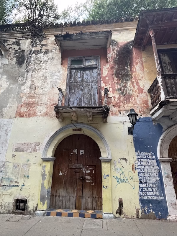 A crumbling old colonial building in Cartagena