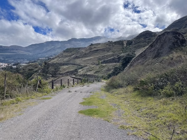 A dirt road on the Nariz del Diablo hike