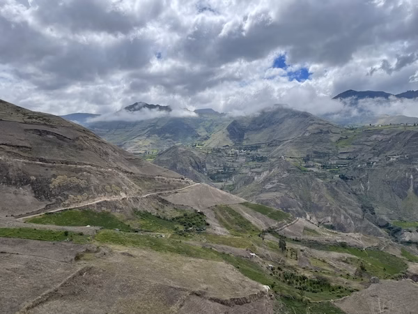 A view of terraced mountains and clouds along the Nariz del Diablo hike