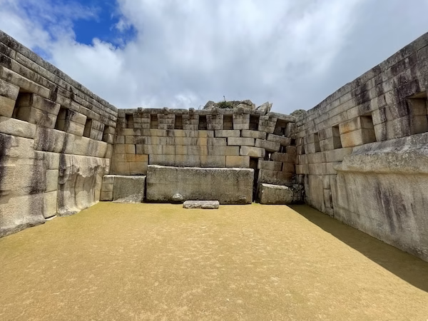 Stone walls using Inca wall building techniques 